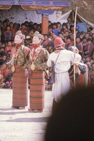 the two Princesses and the servants couple, Dance of the Noblemen and the ladies (Pho legs mo legs), Paro Tshechu (tshes bcu), dance arena, Paro Tshechu (tshes bcu), 3rd day (Paro, Bhutan)