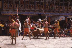 Dance of the Ging with drums (rnga ging) from the entourage of Guru Rinpoche chasing away a wrathful deity (tshogs gling), Paro Tshechu (tshe bcu), 5th day (Paro, Bhutan)