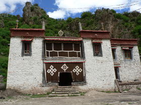 The single building that comprises Chilpu (spyil phu) Monastery. (Chilbu Gön, China)