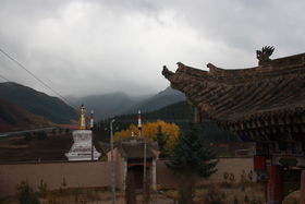 This is the view of Drotsang Monastery in Drotshang County. Tsongon Province (Drotsang  Gön, China)
