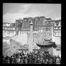 Crowds in front of Potala with Zhöl pillar, Sertreng Ceremony. Copyright Pitt Rivers Museum, University of Oxford 2001.59.5.43.1